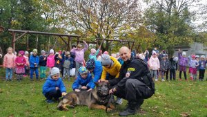 policjant z dziećmi