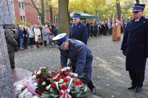 Komendanci składają wieniec