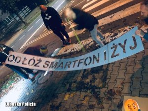 organizatorzy akcji malujący napis odłóż smartfon i żyj