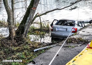 rozbity samochód wyciągany z wody