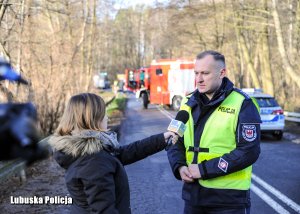 umundurowany policjant udzielający wywiadu