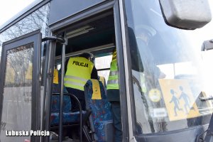 policjant sprawdzający stan techniczny wewnątrz autokaru