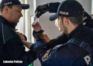 policjanci w budynku