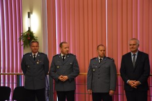 trzech umundurowanych policjantów wraz z Starostą powiatu świebodzińskiego