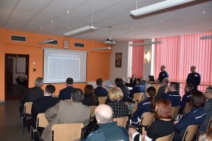 zgromadzeni goście oglądający prezentację w Komendzie Powiatowej Policji w Świebodzinie