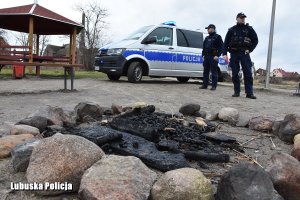 miejsce ogniskowe, w tle policjanci i radiowóz przy wiacie