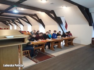 sala z biurkami, w której siedzi młodzież