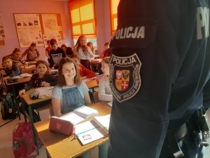 policjant w szkole przeprowadzający zajęcia profilaktyczne