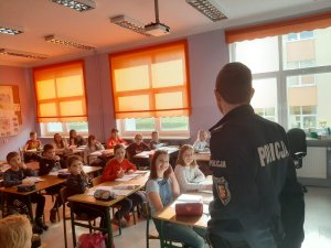 policjant w szkole przeprowadzający zajęcia profilaktyczne