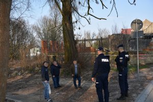 policjanci rozmawiający z ludźmi w parku