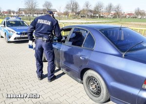 umundurowany policjant zatrzymujący samochód