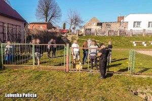 policjant legitymujący uczestników zdarzenia na boisku