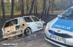 radiowóz stojący na ulicy, obok rozbity biały samochód po zdarzeniu