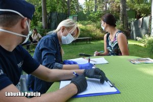 Policjant i sanepid na kontroli obozów