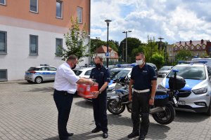 Dyrektor Wojewódzkiego Ośrodka Ruchu Drogowego w Gorzowie Wielkopolskim, Komendant Komendy Powiatowej Policji w Świebodzinie i funkcjonariusz Wydziału Ruchu Drogowego w Świebodzinie podczas przekazania kasku