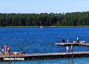 Jezioro Niesłysz. Pomost, plaża i woda