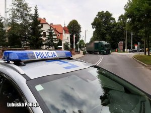 Policjant z Inspekcją Transportu Drogowego kontrolują ciężarówkę w mieście