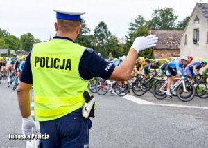 Policjant na rondzie pilnuje przejazdu kolarzy