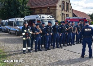 Odprawa policjantów przed poszukiwaniami na miejscu zdarzenia