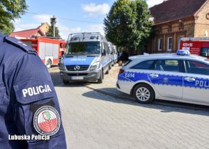 Odprawa policjantów przed poszukiwaniami