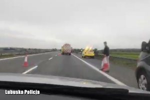 Korytarz życia na autostradzie A2, po lewej i prawej na poboczu pojazdy, radiowóz jedzie środkiem