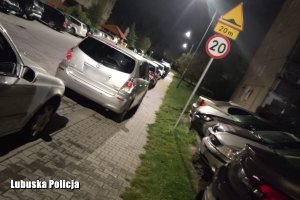 Widok na parking w nocy