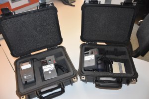 Dwa urządzenia do badania stanu trzeźwości Alcosensor w skrzynkach
