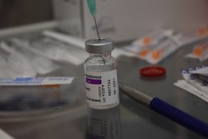 Na metalowym stoliku stoi fiolka ze szczepionką