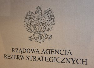kartonowe opakowanie z napisem Rządowa Agencja Rezerw strategicznych oraz symbolem Godła Polskiego