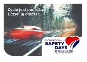 Plakat akcji, jadące czerwone auto po drodze a w tle las