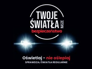 Na ciemnym tle światła pojazdu oraz hasło akcji promującej kontrole oświetlenia pojazdu,