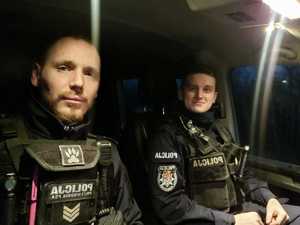 Dwójka policjantów prewencji siedząca w radiowozie.