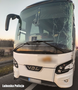 Przód autokaru, od strony kierowcy jest stłuczona szyba