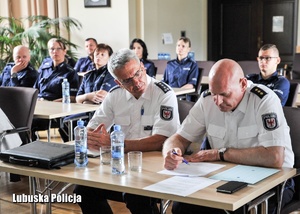 Niemieccy i Polscy policjanci na szkoleniu