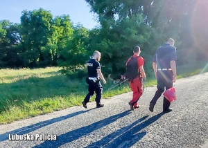 Policjanci oraz przewodnik psa z grupy poszukiwawczo ratunkowej