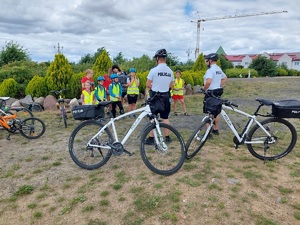 Policjanci i dzieci, obok rowery