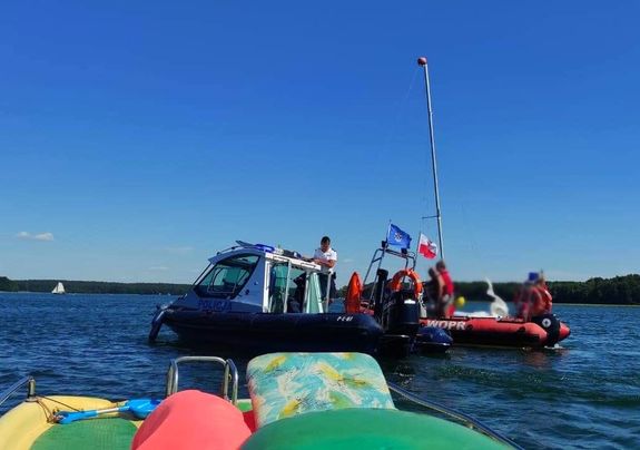 Zdjęcie z łodzi, widok na łódź policyjną oraz ratowników