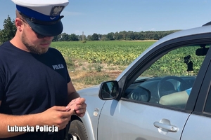 policjant sprawdzający prawo jazdy