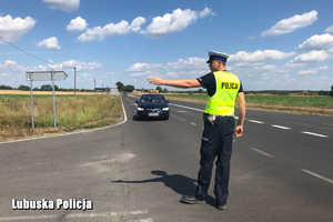 policjant nadający kierunek jazdy dla pojazdu zatrzymywanego do kontroli