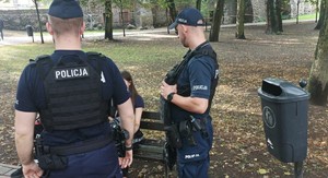 Policjanci dokonują kontroli w parku miejskim