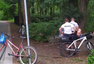 Policjanci na rowerach kontrolują miejskie parki
