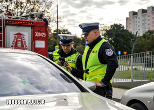 Policjant i policjantka dokonują kontroli