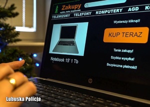 Dłonie przed monitorem laptopa