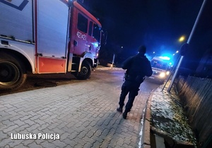 Policjanci, karetka oraz straż pożarna