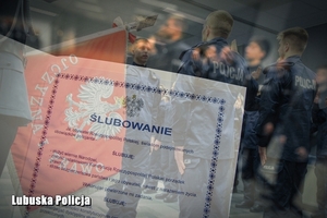 Ślubujący policjanci, przebija dokument w pierwszym tle.