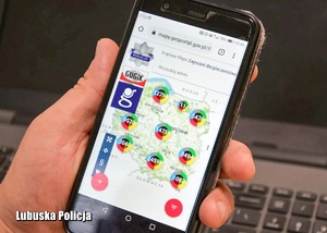 Telefon z otwartą aplikacją Krajowej Mapy zagrożeń bezpieczeństwa