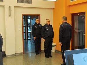 Dowódca uroczystości składa meldunek Zastępcy Komendanta Wojewódzkiego Policji, za nim Komendant Policji ze Świebodzina