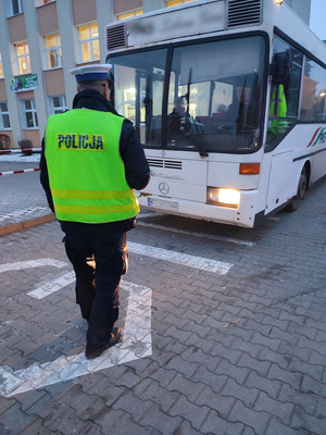 Policjant kontroluje autokar