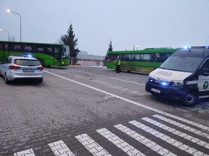 Parking, dwa autokary, bus inspekcji oraz radiowóz policji