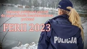 Policjantka patrzy na zamarznięte jezioro, na zdjęciu napis informujący o przygotowaniu służb do ferii.